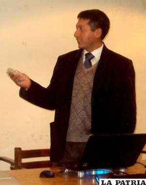 Ariel Fernández en plena exposición