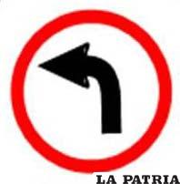GIRO A LA IZQUIERDA
Se emplea para indicar a todos los vehículos la obligación de girar a la izquierda en una intersección limitada por dicha restricción y la flecha deberá estar en correspondencia con el sentido del giro.