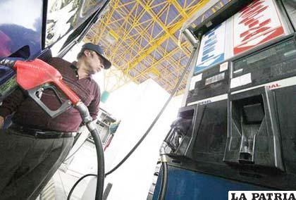 El precio de la gasolina es el más caro de la región, según un analista /opinion.com.bo