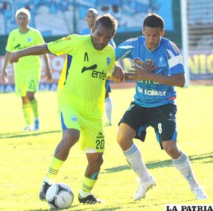 Robles y Chávez disputan el balón (foto: APG)