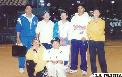 El equipo de Oruro en el torneo nacional de tenis en Santa Cruz el 2001