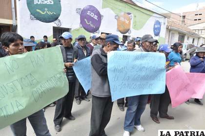Los vecinos de Nueva Esperanza protestan con pancartas