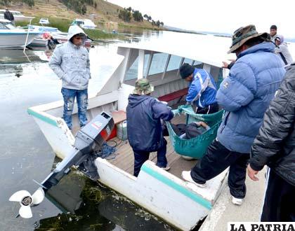 Recuperación de una víctima que pereció a causa del hundimiento de una lancha en el Lago Titicaca /APG