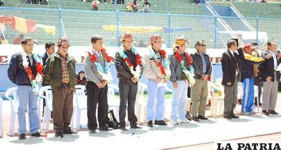 Dirigentes que participaron en la inauguración del nacional de fútbol minero 2012