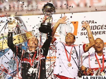 Rogério Ceni y Lucas levantan el trofeo de campeón de la Copa Sudamericana (foto: foxsportsla.com)