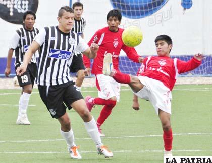 Una acción de la victoria de Oruro Royal ante La Joya