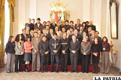 Fotografía oficial de los embajadores bolivianos (Cancillería)