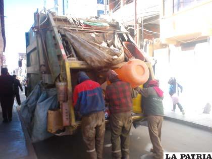 Obreros de EMAO solamente trabajan 8 horas y luego dejan los residuos en las calles