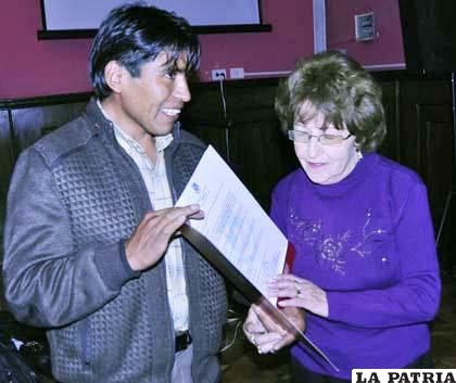 El asambleísta, Felipe Choque entrega el reconocimiento a Jenny Ramos