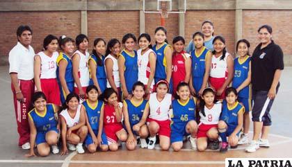 Integrantes del equipo de básquetbol del colegio Bolivia Japón
