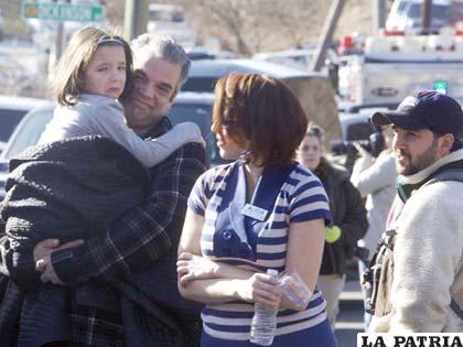 Padres intentan consolar a sus niños luego de la tragedia vivida en su propio colegio (launion.com.ar)