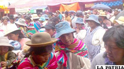 Mujeres en largas filas tratan de regularizar su registro para recibir el bono Juana Azurduy
