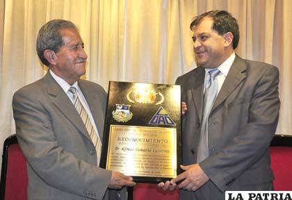 Alfredo Camacho fue reconocido ayer en el acto de la Cámara Regional de Despachantes de Aduana de Oruro