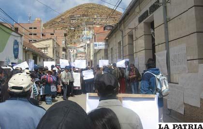 Grupo de personas que pide la destitución de los fiscales