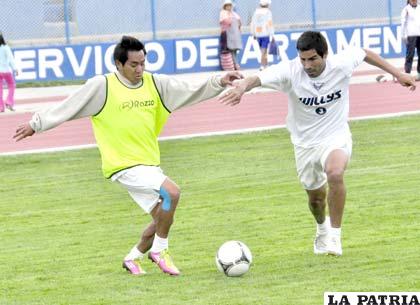 Dury disputa el balón con Ignacio