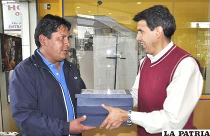 El coordinador de la Unidad Territorial de Oruro, Javier Hinojosa Pozo entrega proyectos cofinanciados por el PDCR