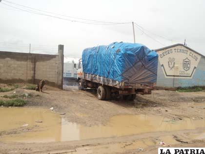 Uno de los camiones que ingresó al depósito aduanero llevaba adobes en vez de ropa