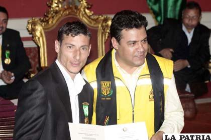 Pablo Escobar con el alcalde Luis Revilla (foto: AFKA)