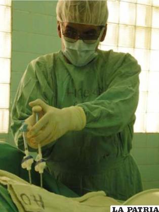 Dr. Eddy Dorado en plena cirugía de Vertebroplastia
