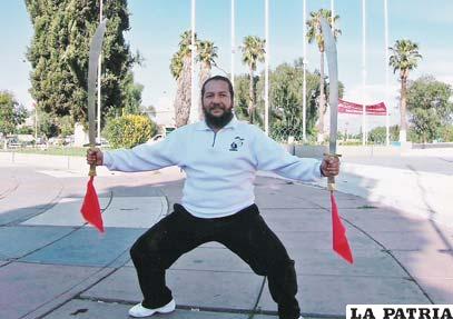 Ismael Saavedra practicando con espadas