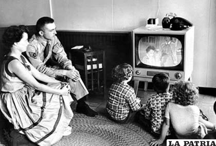 Hace algunas décadas la familia comenzó a reunirse frente al televisor