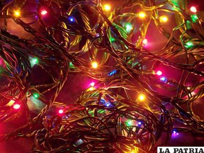 Se aconseja no dejar los foquitos navideños encendidos para evitar incendios