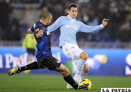 Walter Samuel disputa el balón con Miroslav Klose