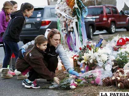 Gran cantidad de personas han llevado ofrendas a la escuela primaria Sandy 