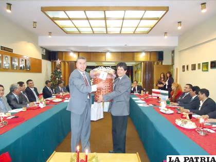 El presidente de la FEPO, Fernando Dehne (izq) entregó uno de los canastones a Fernando Aguirre, gerente del Banco Ganadero 
