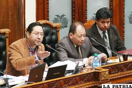 Acto de interpelación a los ministros Luis Arce Catacora, Carlos Romero y Rubén Saavedra solicitado por la diputada opositora Norma Piérola