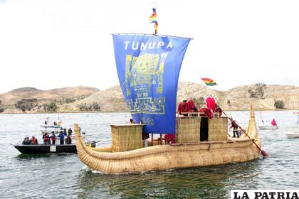 Evo Morales, se trasladó a la Isla Suriqui en una embarcación de Totora desde el Lago Titicaca /APG