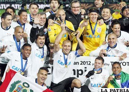 Los jugadores de Corinthians celebran con la Copa de campeón