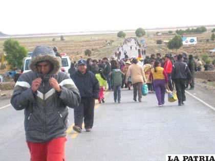 Una jornada de bloqueo que perjudicó a los viajeros que tuvieron que hacer trasbordo a pie