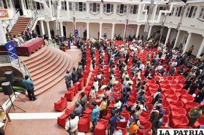 Senadores rindieron informe ante organizaciones sociales 