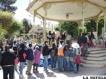 En principio, funcionarios del Segip se instalaron en la glorieta de la Plaza 10 de Febrero
