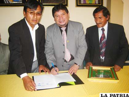 Los dirigentes de Campeo y el presidente de la Cooperativa Paulo VI, Jaime Gonzales en la firma del convenio
