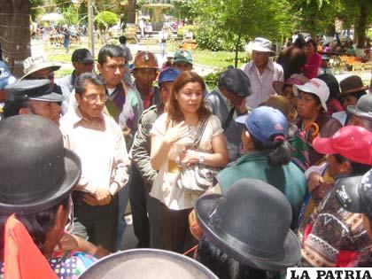 La directora de Ordenamiento Territorial, Marisol Soto junto a los adjudicatarios de la Urbanización Sajama