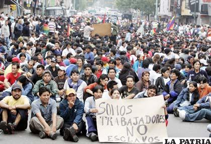 Bolivianos protestan en Argentina por las condiciones en las que realizan trabajos /infosurhoy.com