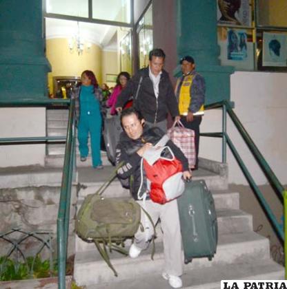 Vecinos del edificio en peligro de desplomarse desalojan el  lugar /APG