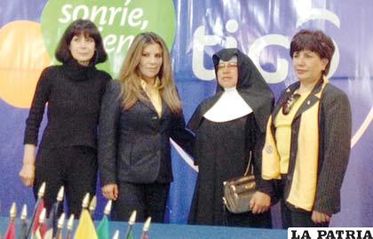 Beatriz Canedo presenta desfile de modas de beneficencia