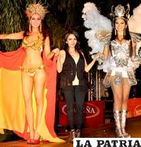 Mónica Siles junto a dos modelos que lucieron sus diseños