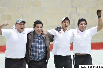 Pelotaris Armando Condarco y los hermanos Cristian y Milton Cayoja, del equipo de CAF, que evidenciaron su hegemonía en el torneo