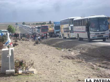Larga fila de vehículos que pasó por el punto de bloqueo en Machacamarca 