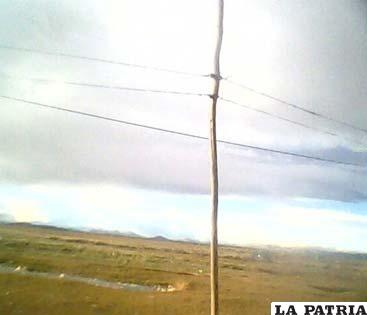 De este poste se desprendió el cable