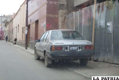 Este vehículo estaba estacionado sobre la acera