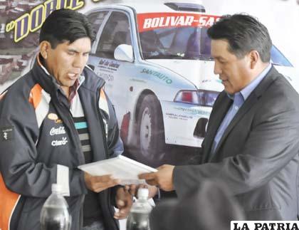 Francisco Delgado, alcalde de Bolívar, recibe la convocatoria de Reynaldo Mamani