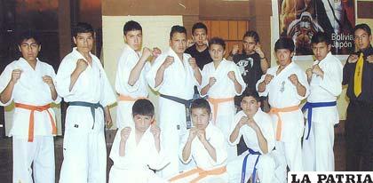 Deportistas orureños que participaron en el nacional de karate realizado en Cochabamba 
