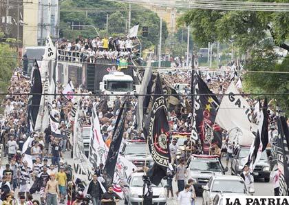 Espectacular recibimiento de la hinchada del Corinthians en Sao Paulo