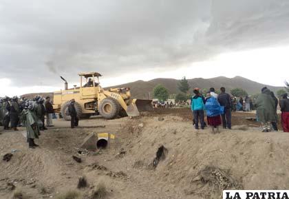 Se utilizó maquinaria pesada para desbloquear la vía que une Oruro con Potosí