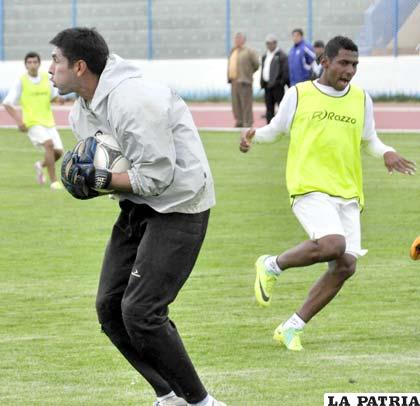 José Peñarrieta terminó atajando en San José